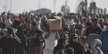 Il primo giorno di distribuzione della Gaza Humanitarian Foundation è stato un disastroMigliaia di palestinesi si sono presentati per ricevere del cibo, c’è stata enorme confusione e l’esercito israeliano ha sparato dei colpi