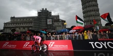 Com’è che al Giro d’Italia si vedono così tante bandiere della PalestinaÈ possibile che c'entrino alcuni episodi di repressione da parte delle autorità e una squadra israeliana che partecipa alla corsa