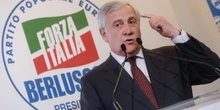 Antonio Tajani ha molto a cuore il microbiota intestinale dei suoi dipendentiPer questo li ha invitati tutti al ministero degli Esteri per una conferenza sui problemi alla flora batterica