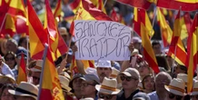 A Madrid decine di migliaia di persone hanno protestato contro il governoI popolari chiedono le dimissioni del primo ministro socialista Pedro Sánchez: c'entra una telefonata