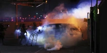 Le foto delle grosse proteste a Los Angeles contro gli arresti di migrantiCompiuti dagli agenti dell'ICE: sabato ci sono stati altri scontri, e Trump dice che manderà la Guardia Nazionale