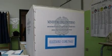 Si vota anche per i ballottaggi delle comunaliIn 13 comuni, tra cui i capoluoghi Matera e Taranto: in entrambi al primo turno aveva vinto il centrosinistra