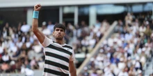 Carlos Alcaraz ha battuto Jannik Sinner e ha vinto il Roland GarrosHa rimontato clamorosamente dopo aver perso i primi due set, in una finale che resterà storica