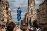3 minuti faL’enorme festival che ogni estate trasforma EdimburgoIl Fringe è uno degli eventi di spettacolo più partecipati al mondo, nonché «un rito di passaggio» per artisti emergenti di tutto il mondo