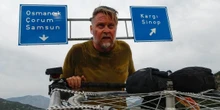 pochi secondi faUn altro giro del mondo a piedi, ma lungo 28 anniDopo aver attraversato lo stretto di Bering sul ghiaccio e il mar Caspio a nuoto, adesso a Karl Bushby mancano “solo” 3mila chilometri