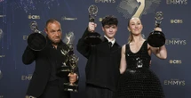 1 minuto faLe foto e i vincitori degli Emmy 2025Soni i più importanti premi americani dedicati alla tv: i riconoscimenti principali sono andati a "The Studio", "The Pitt" e "Adolescence"
