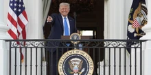 Trump ha imposto un nuovo “travel ban”Come già fatto nel suo primo mandato, tra moltissime critiche: da lunedì i cittadini di 12 paesi non potranno più entrare negli Stati Uniti