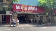 La surrealista escena vivida en Ferraz: El vídeo de un hombre tocando al violín la melodía del hundimiento del Titanic en la sede del PSOE