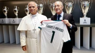 Florentino Pérez le regala una camiseta al Papa con el dorsal 1 y su nombre
