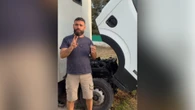 David vive en un camión camperizado: "Lo peor es cuando te llegan los problemas mecánicos, cambiar esta válvula son unos 170 euros"