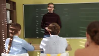 Escuelas despiden a todos sus profesores porque los alumnos aprenden con inteligencia artificial la solución: "Proponen una renta universal para seguir consumiendo"