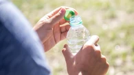 FIFA da marcha atrás y permitirá llevar botellas de agua a los estadios