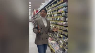 Fang Ling, dueña de un bazar chino: "Trabajar aquí no es tan fácil, por ejemplo, cuando llega un palé, necesito fuerza para descargarlo"