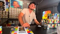 Harry Maguire vive su propio Mundial en Nueva York repartiendo cromos de Panini