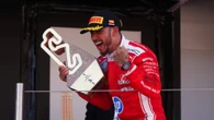 Hamilton consigue su primer triunfo con Ferrari y se mete en la lucha por el Mundial
