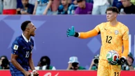 Mbappé niega el saludo al portero de Paraguay y este responde tirándole la pelota