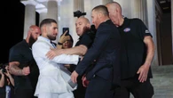 Topuria empuja a su contrincante en un careo previo al combate de la Casa Blanca