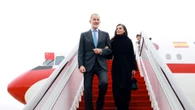 Los Reyes llegan al Aeropuerto Internacional de Chengdu en su primera visita de Estado a China