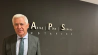 Antonio Arias, notario: "Muchos padres avalan a sus hijos sin saber lo que firman y asumen una obligación muy seria; piensan que como la casa ya está hipotecada es suficiente y no es así"