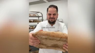 David Llamas, panadero: "Si el pan se te pone duro, para que vuelva a estar crujiente en cinco minutos ponlo bajo el grifo dos segundos y luego mételo en la freidora de aire"