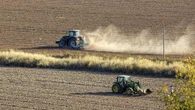 Góngora, agricultor: "Nos dan 90 euros por hectárea de regadío y algo más de 30 para secano con las ayudas para los fertilizantes, pero el cereal no tiene las mismas necesidades que la manzana"