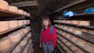 Rosa, quesera, desmonta la creencia popular del sabor del Cabrales: "Cuanta más curación, más cremoso. Al ser más curado, pierde la fuerza de la sal y de la leche y resulta más dulce"