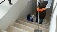 La Ley de Propiedad Horizontal aclara que pueden obligar a un vecino a limpiar la escalera del edificio si la comunidad lo ha aprobado en junta por mayoría