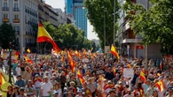 Miles de personas salen a las calles de Madrid para pedir la dimisión de Sánchez y la convocatoria de elecciones con el respaldo de PP y Vox