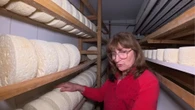 Rosa, quesera de Cabrales: "Es difícil encontrar trabajadores. Mi hijo continuará mientras tenga leche porque no se incorporan ganaderos ya que piden por cuadras 500.000 euros"