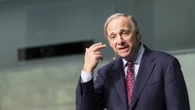 Ray Dalio, inversor, advierte sobre el futuro económico: "Estaríamos entrando en una grave crisis económica y deuda que además se vería agravada por la crisis actual de aranceles"