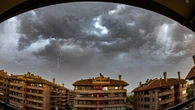 "Continúan las tardes con reventones, rayos y también granizo, las tormentas serán intensas y se concentrarán sobre todo en el extremo norte, en el interior y en áreas de montaña"