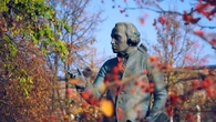 Kant, filósofo: "Tan sólo por la educación puede el hombre llegar a ser hombre. El hombre no es más que lo que la educación hace de él"