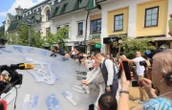 В центре Бреста поставили памятник гигантской пуговице