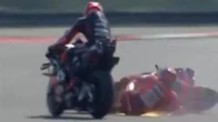 Marc Márquez sufre una dura caída en el GP de Indonesia tras el toque con Marco Bezzecchi