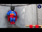 La fuente del Manneken Pis es disfrazada de Superman por un día