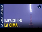 Un rayo impacta con fuerza en la zona más alta de la Torre Eiffel en plena tormenta eléctrica