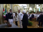 Mattarella riceve in dono un inclinometro a bolla all'incontro con la Marina Militare al Quirinale