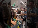 Urla contro i giovani pellegrini a Roma: "Devo andare a lavoro". Loro rispondono cantando 'Imagine'