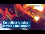 Un policía saca 'in extremis' a una mujer atrapada en su coche incendiado en Phoenix, Estados Unidos