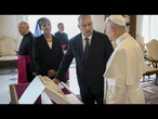 PAPA LEONE XIV riceve Viktor ORBÁN: strette di mano e scambio di doni in VATICANO