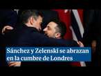 Sánchez y Zelenski se abrazan durante la cumbre de los líderes europeos en Londres