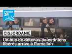 Un bus de détenus palestiniens libérés par Israël arrive à Ramallah en Cisjordanie