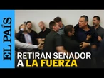 ALEX PADILLA, senador demócrata, es retirado a la fuerza de conferencia de KIRSTI NOEM | EL PAÍS