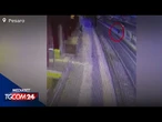 Pesaro, uomo sui binari: i poliziotti lo salvano prima dell'arrivo del treno