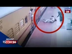 India, scivola mentre tenta di salire sul treno in corsa: donna salva per miracolo