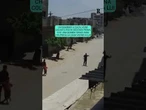 A Gaza un bambino viene salvato pochi secondi prima che una bomba israeliana gli cadesse vicino