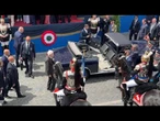 Mattarella va via a termine della Parata, sale sulla Lancia Flaminia e saluta con la mano