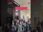 Visitatori evacuati dal Louvre a Parigi dopo il furto dei gioielli napoleone