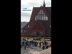 Trasladan por carretera una iglesia en Suecia para evitar su hundimiento #shorts