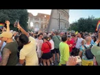 Roma Pride, la danza in strada con i ventagli arcobaleno all'ombra del Colosseo